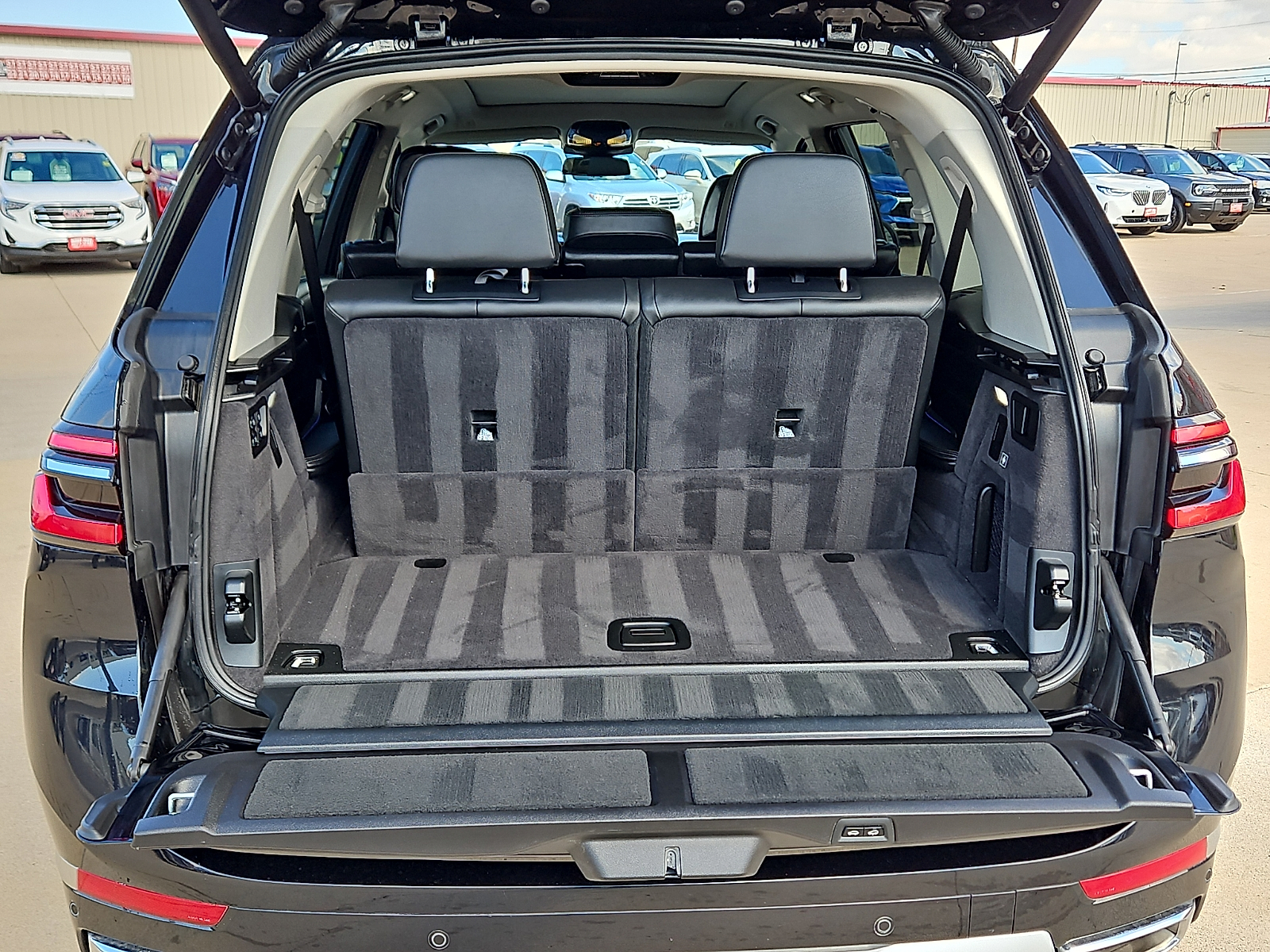 2026 BMW X7 photo 8 of 23