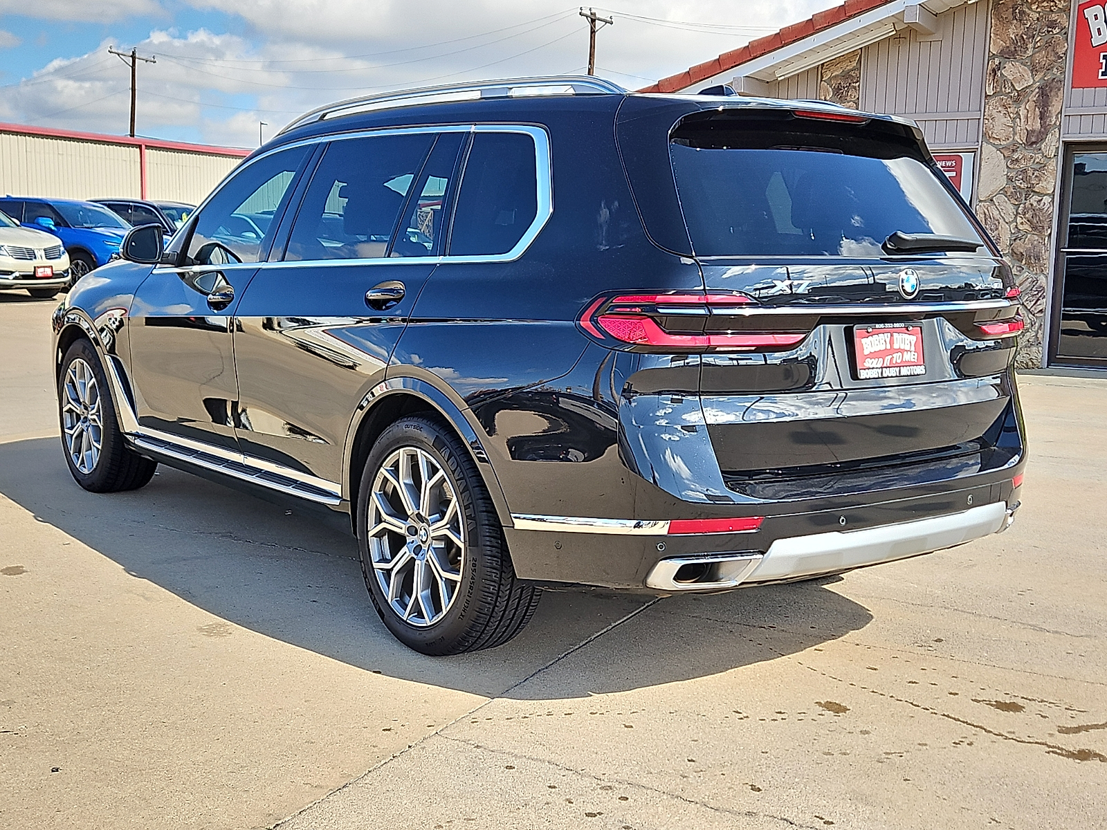 2026 BMW X7 photo 2 of 23