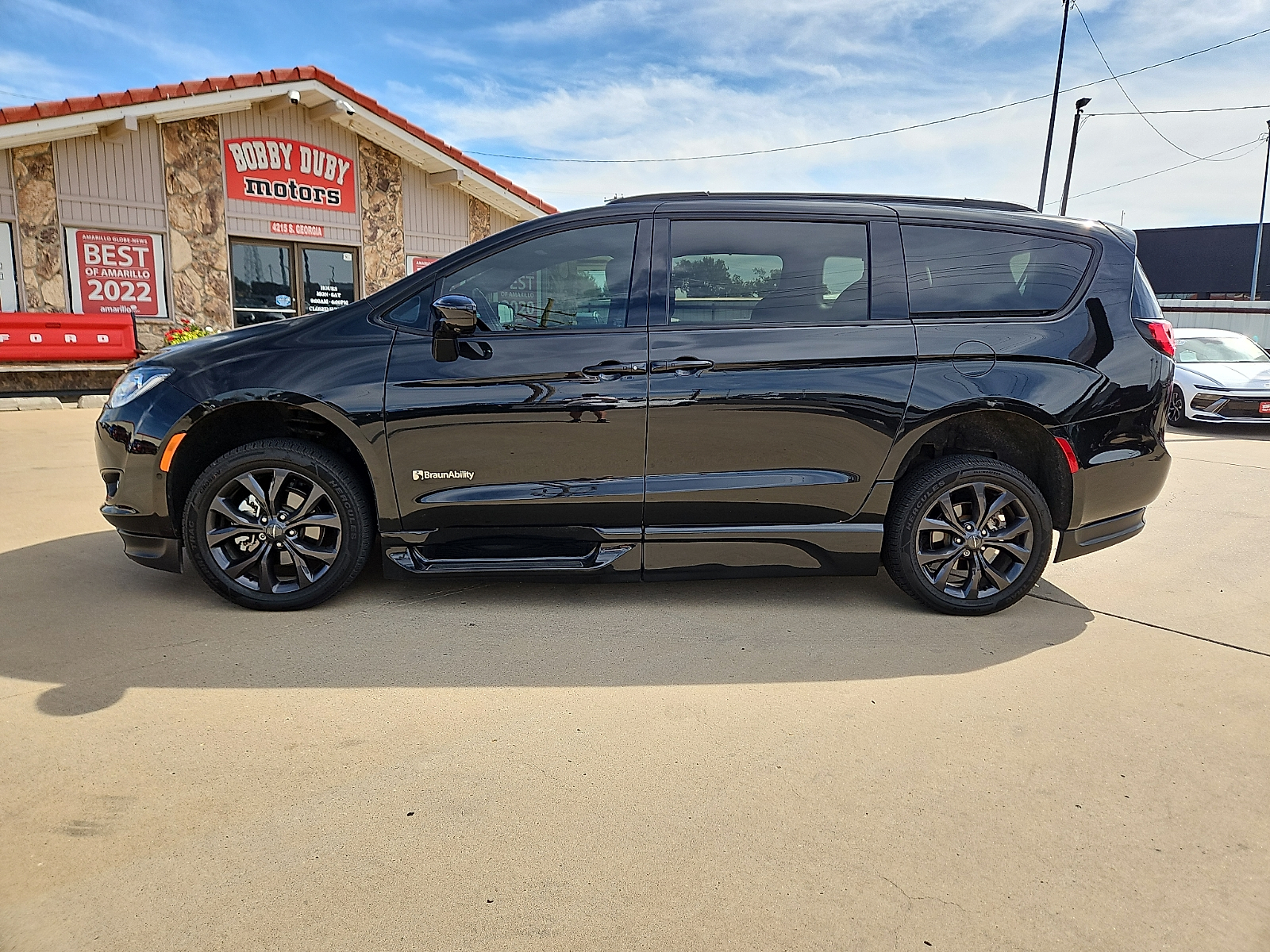 2019 Chrysler Pacifica photo 2 of 22