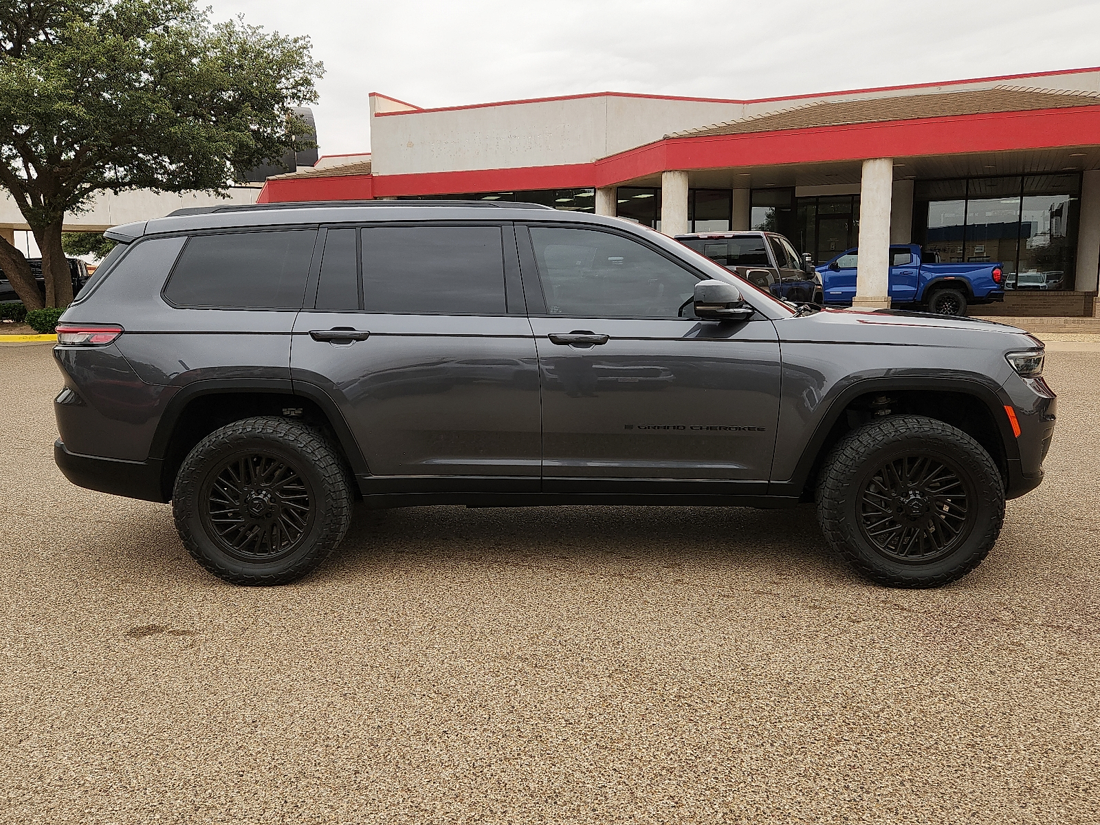 View vehicle photo 4