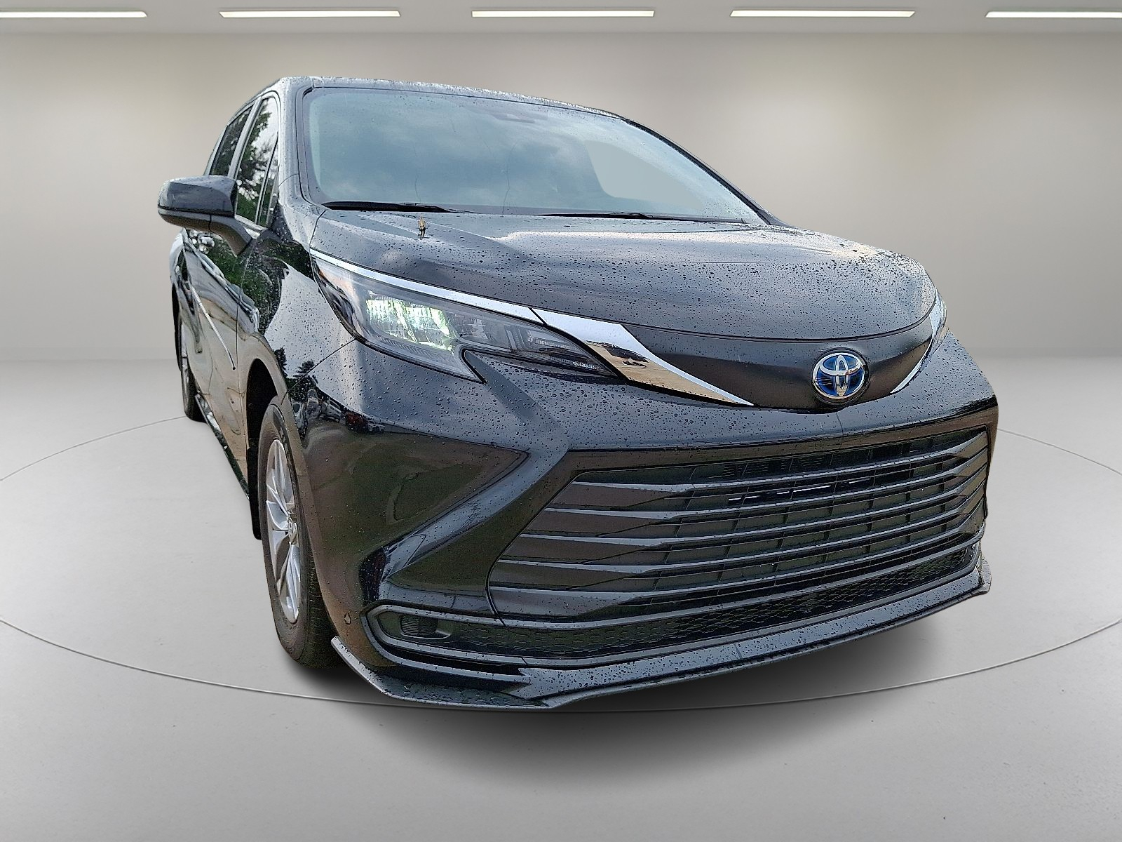 2024 Toyota Sienna LE photo 2