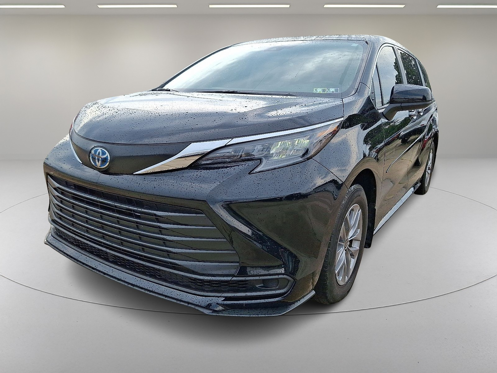 2024 Toyota Sienna LE photo 4