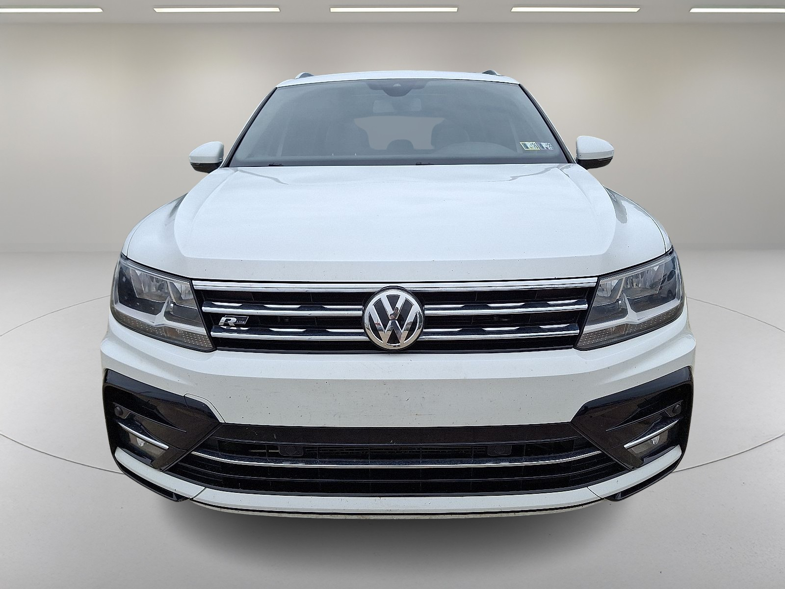 2019 Volkswagen Tiguan SEL R-Line photo 2