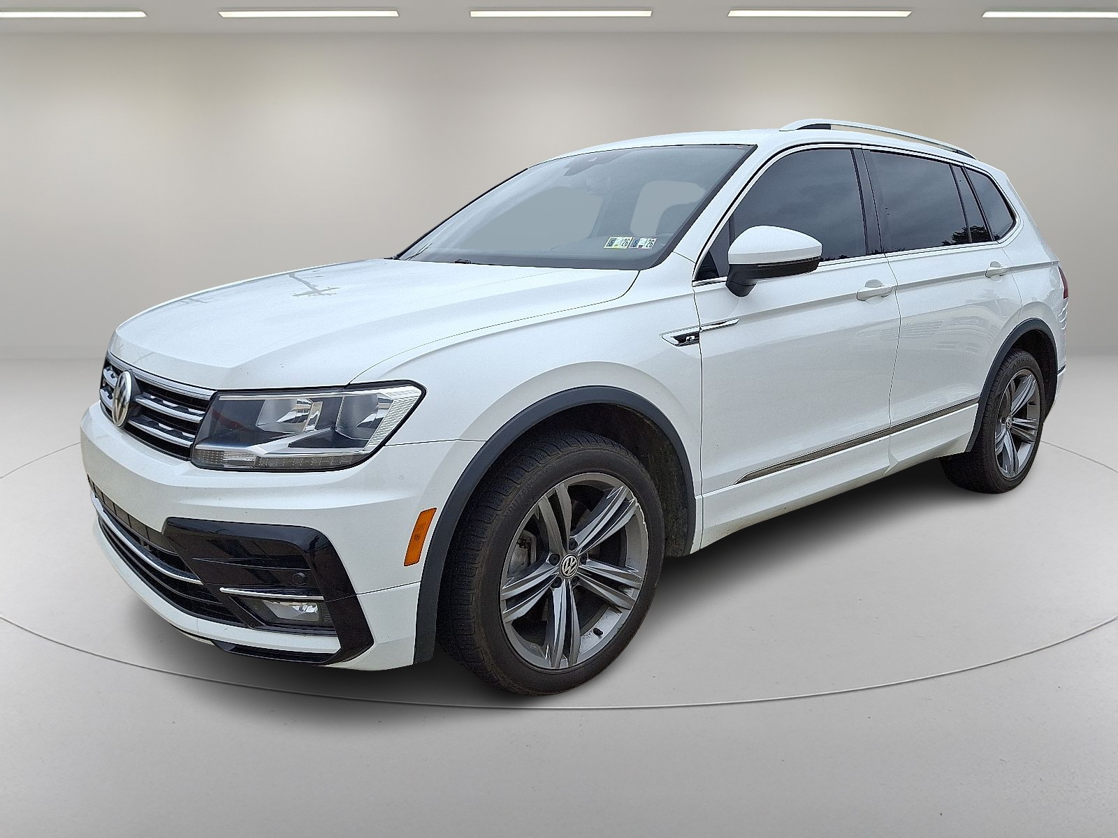 2019 Volkswagen Tiguan SEL R-Line photo 4