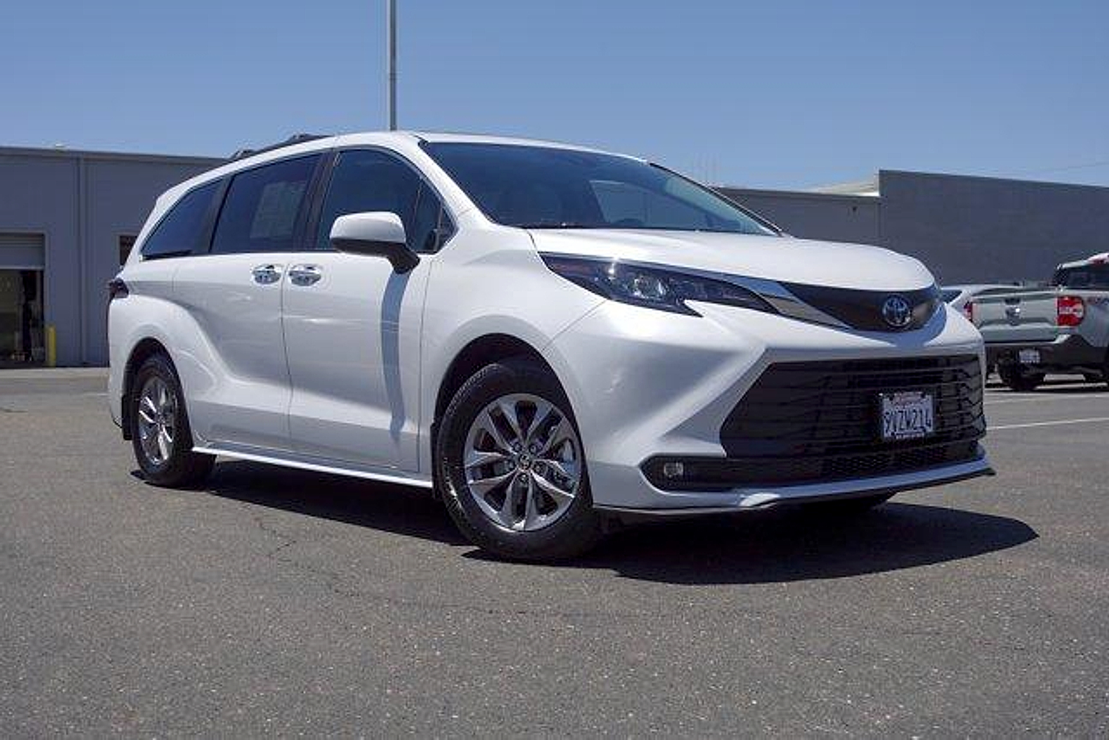 White (Wind Chill Pearl) 2025 Toyota Sienna Minivan All-Wheel Drive Automatic