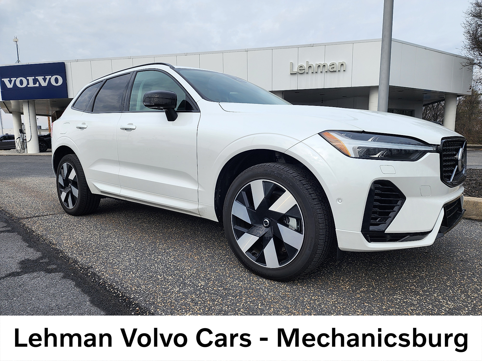 2025 Volvo XC60 Recharge T8 Plus Dark Theme eAWD