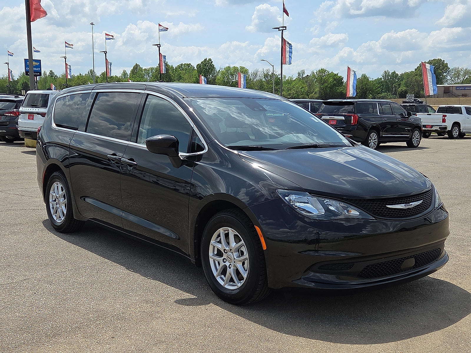 Brilliant Black Crystal Pearlcoat 2023 Chrysler Voyager LX FWD Minivan Front-Wheel Drive Automatic