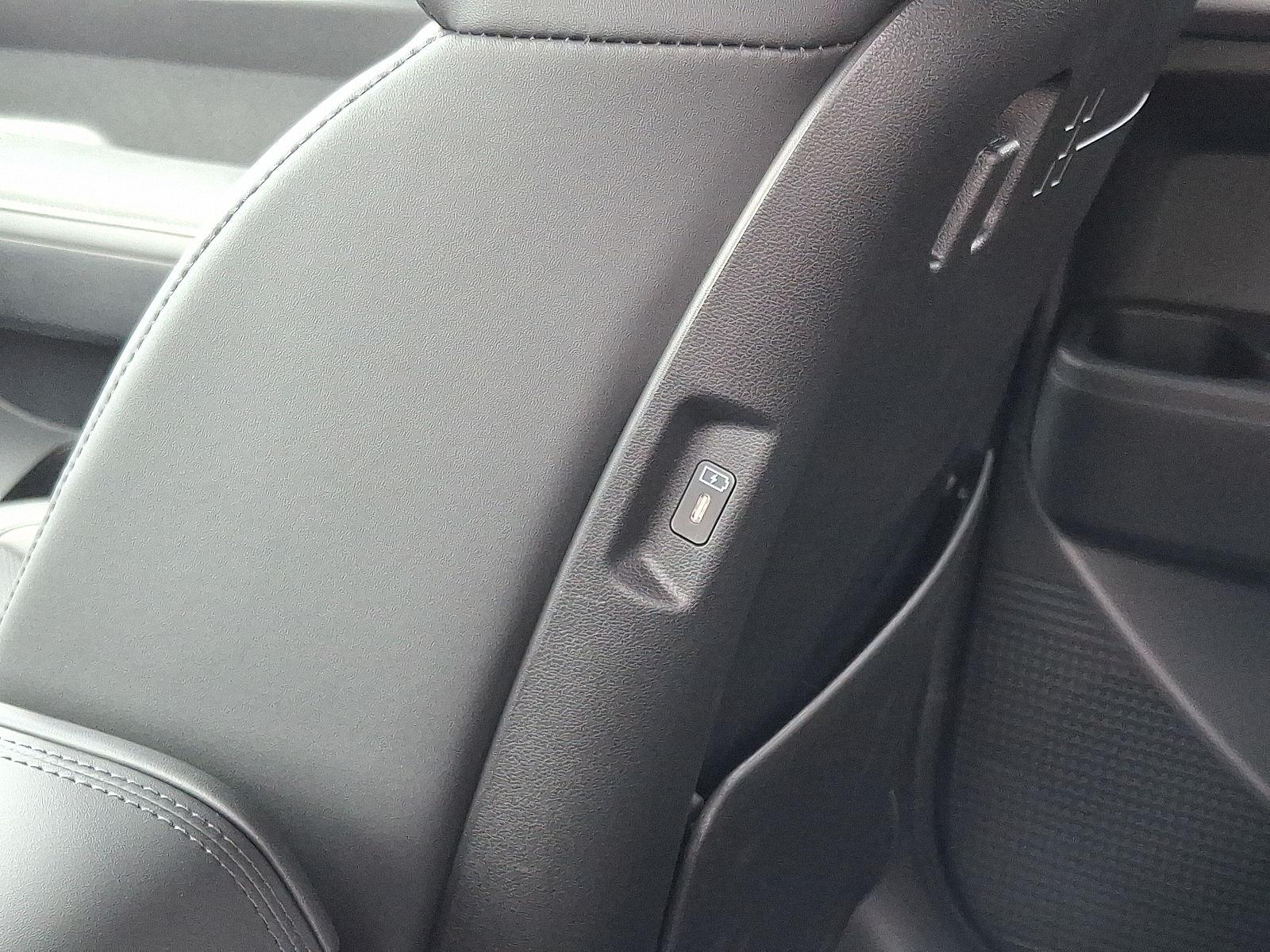 new 2025 Hyundai Santa Fe car, priced at $39,557